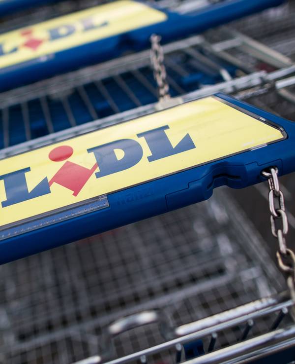 „Lidl“ steht vor einer Filiale in auf Einkaufswagen.