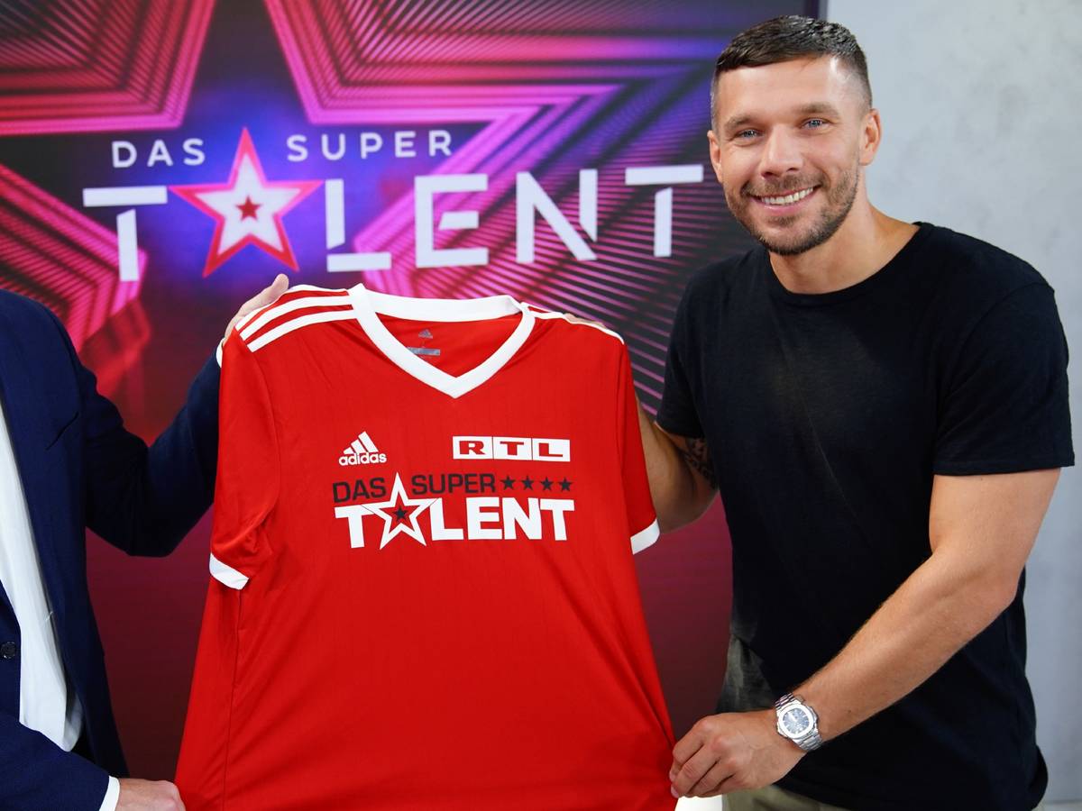 Die Freude war groß bei RTL Ende Juni, als klar war, dass Fußball-Weltmeister Lukas Podolski (r., hier zusammen mit Henning Tewes, Geschäftsführer RTL) Juror beim „Supertalent“ 2021 sein soll. Nach Podolskis positivem Corona-Test ist der weitere Plan für die Produktion nun aber offen.