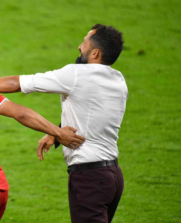 Hasan Salihamidzic deutet aus Spaß einen Schlag gegen seinen Spieler Leroy Sané an.