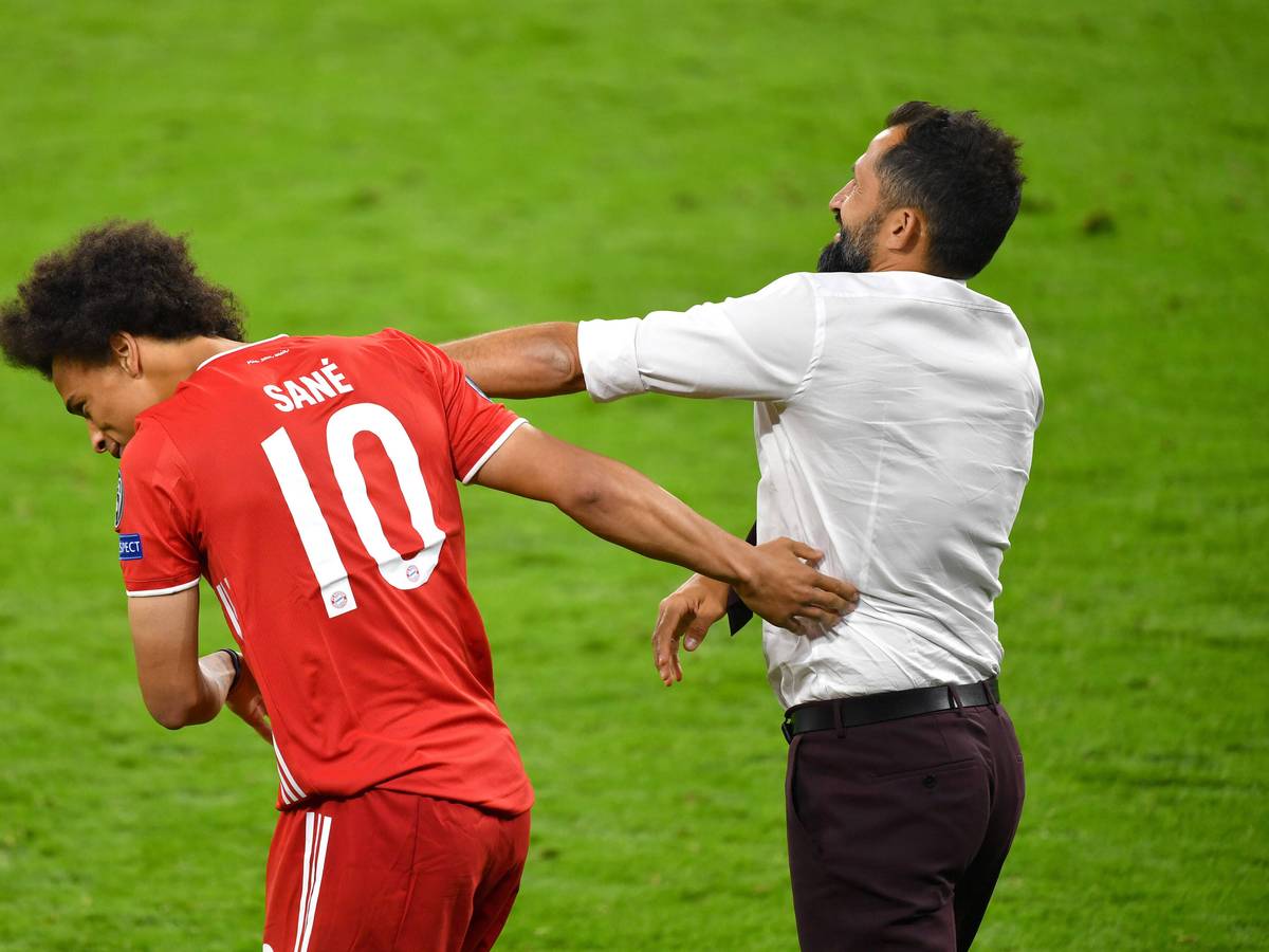 Hasan Salihamidzic deutet aus Spaß einen Schlag gegen seinen Spieler Leroy Sané an.