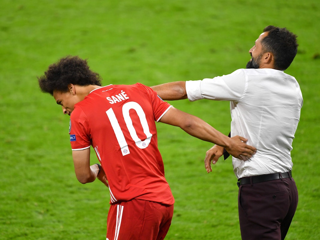 Hasan Salihamidzic deutet aus Spaß einen Schlag gegen seinen Spieler Leroy Sané an.