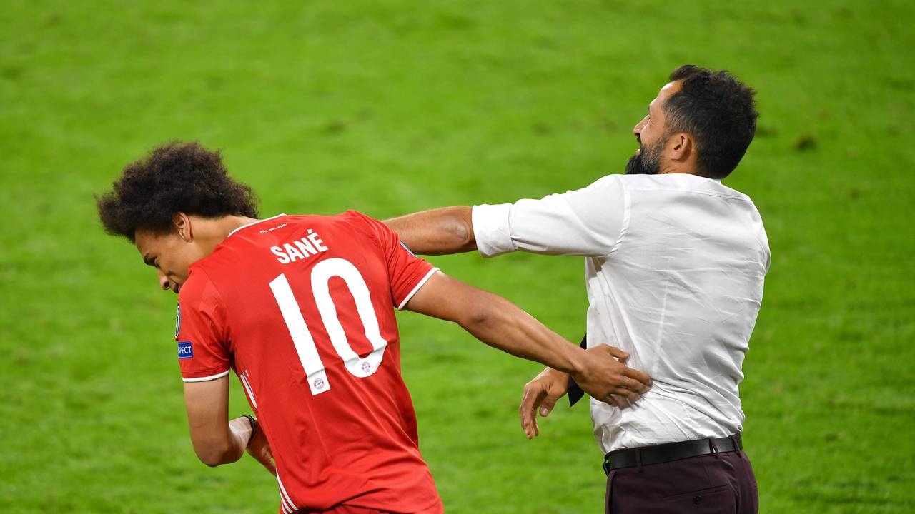 Hasan Salihamidzic deutet aus Spaß einen Schlag gegen seinen Spieler Leroy Sané an.