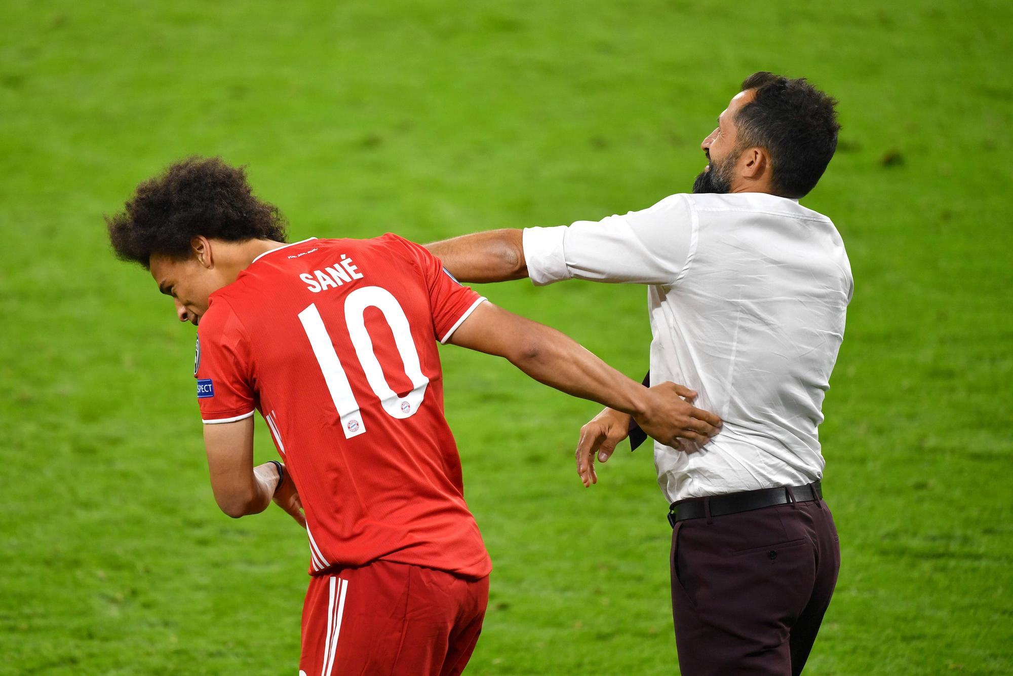 Hasan Salihamidzic deutet aus Spaß einen Schlag gegen seinen Spieler Leroy Sané an.