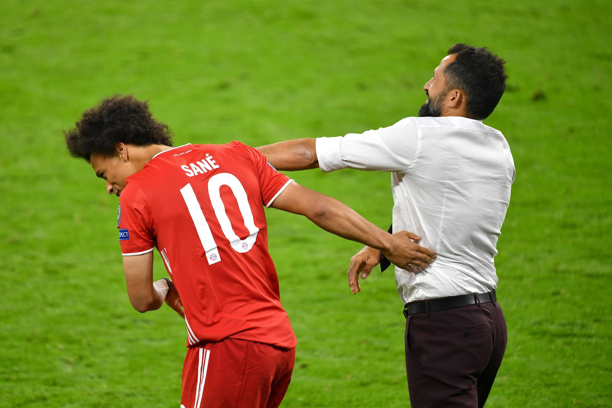 Hasan Salihamidzic deutet aus Spaß einen Schlag gegen seinen Spieler Leroy Sané an.