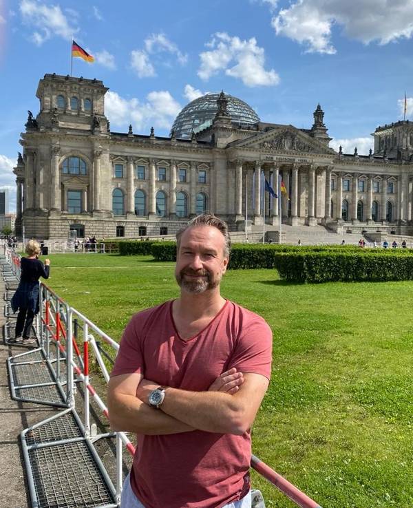 Volker Weininger steht vor dem Berliner Reichstag.