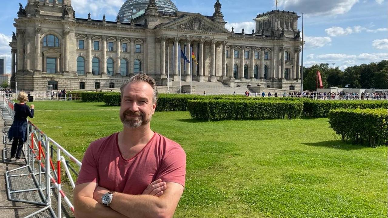 Volker Weininger steht vor dem Berliner Reichstag.