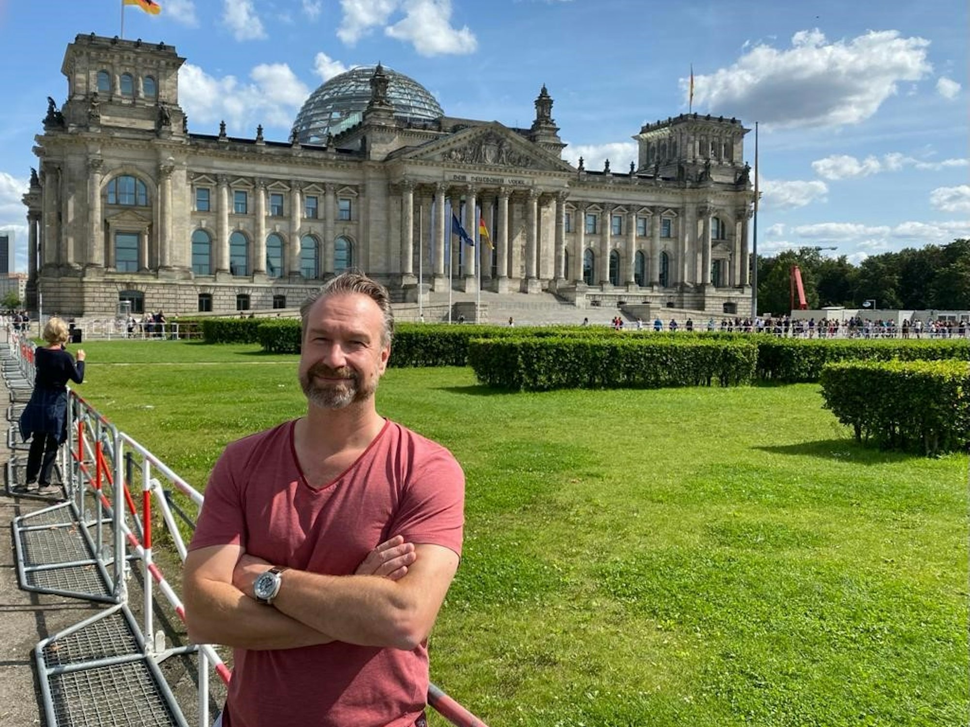 Volker Weininger steht vor dem Berliner Reichstag.
