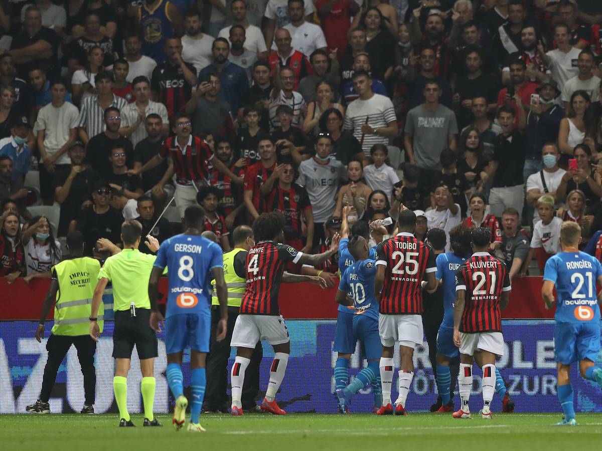 Marseille-Spieler Dimitri Payet wirft eine Wasserflasche zurück in den Nizza-Fanblock.