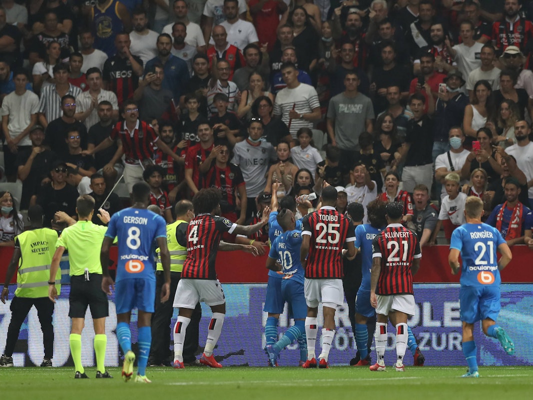 Marseille-Spieler Dimitri Payet wirft eine Wasserflasche zurück in den Nizza-Fanblock.