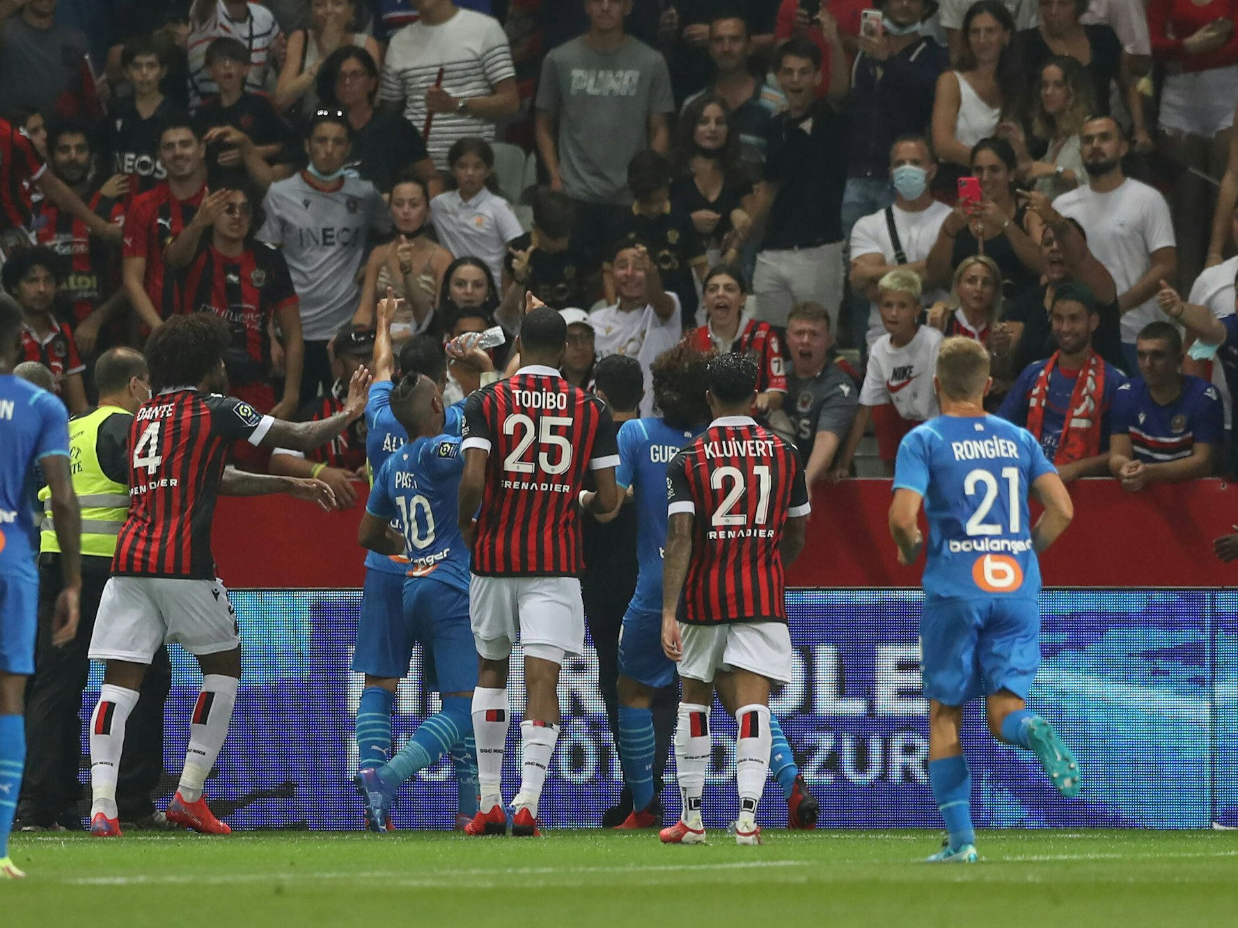 Marseille-Spieler Dimitri Payet wirft eine Wasserflasche zurück in den Nizza-Fanblock.