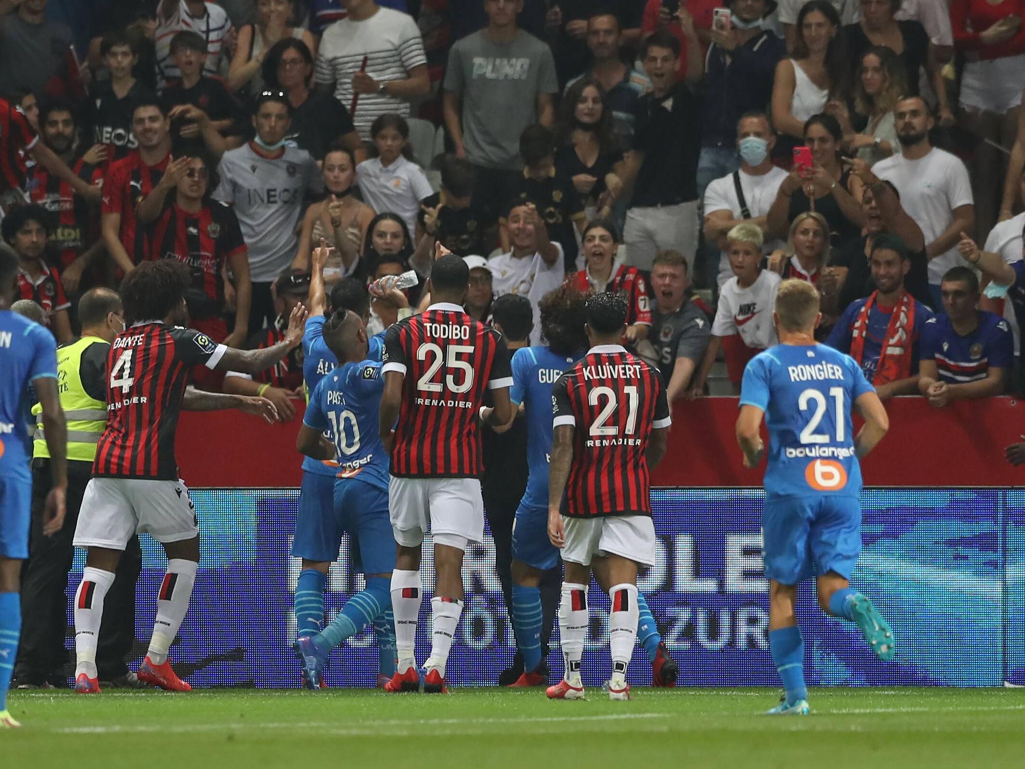 Marseille-Spieler Dimitri Payet wirft eine Wasserflasche zurück in den Nizza-Fanblock.
