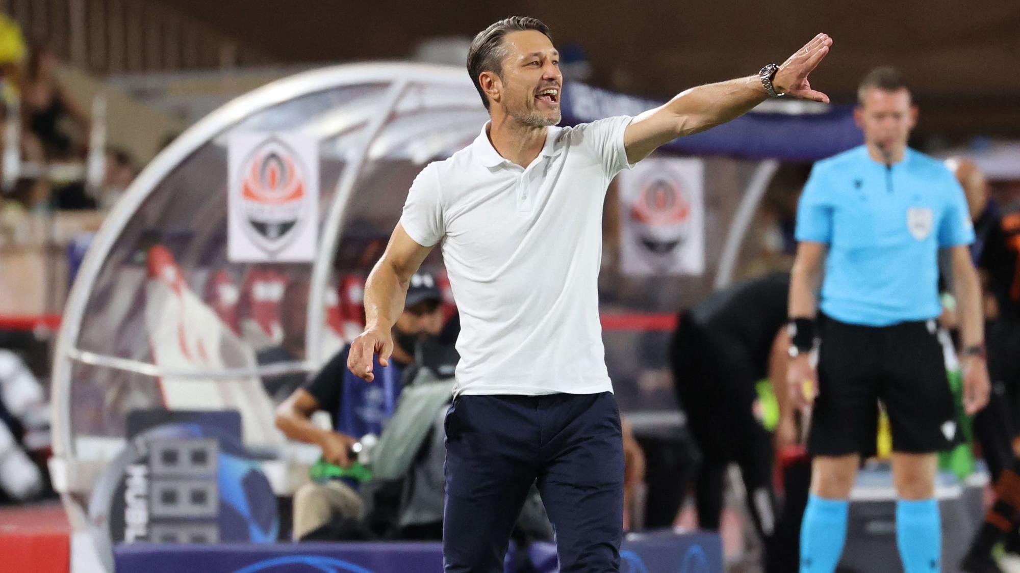 Niko Kovac gibt am Spielfeldrand bei der AS Monaco Anweisungen.