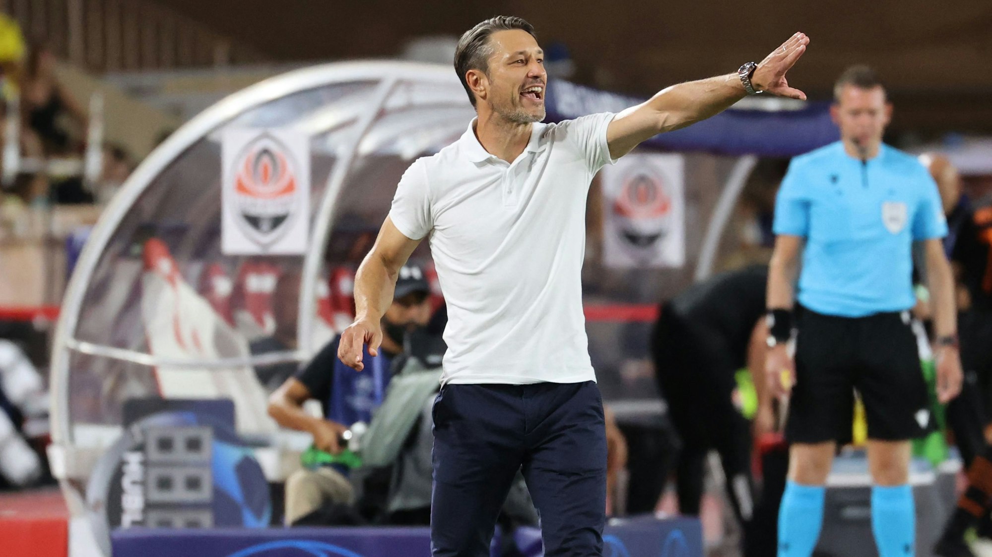 Niko Kovac gibt am Spielfeldrand bei der AS Monaco Anweisungen.