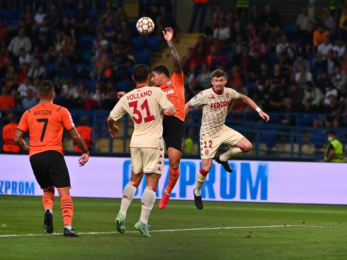 Kevin Volland steigt zum Kopfballduell hoch.