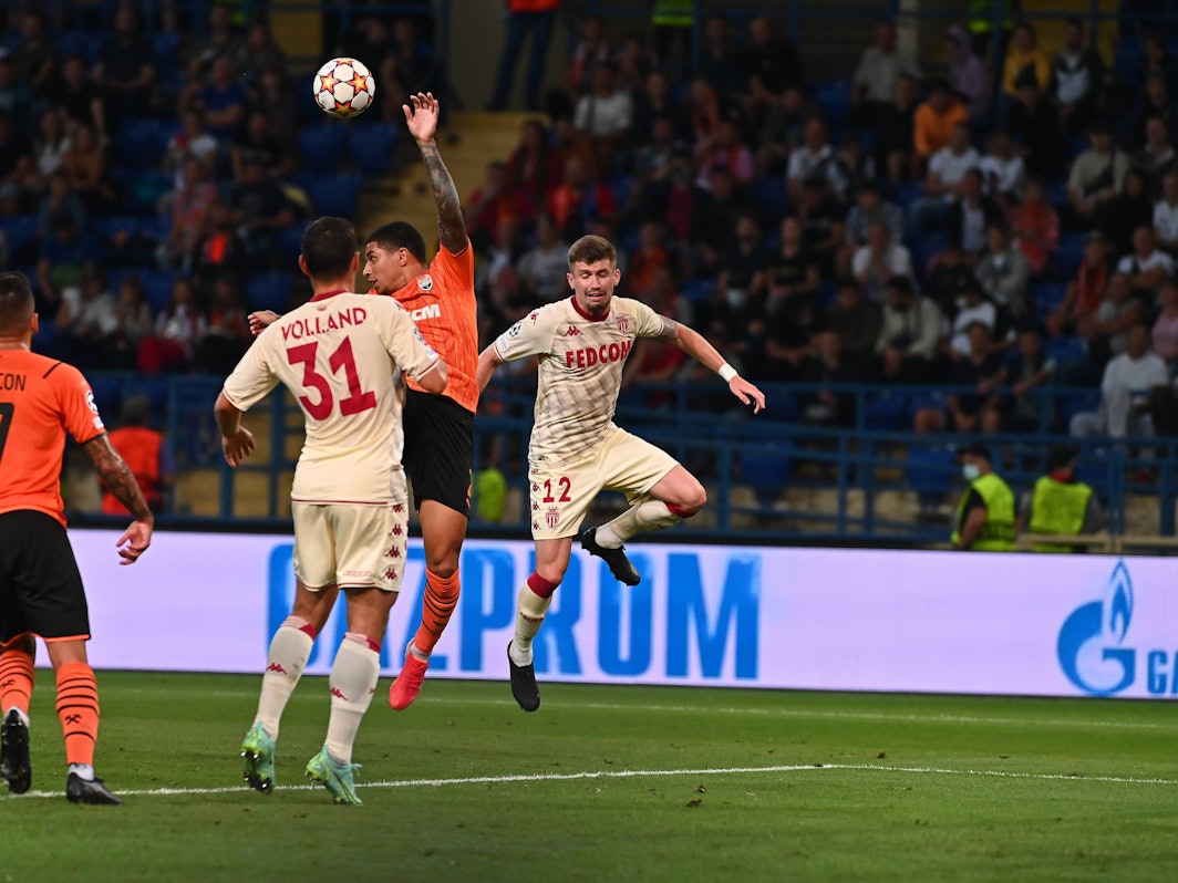 Kevin Volland steigt zum Kopfballduell hoch.