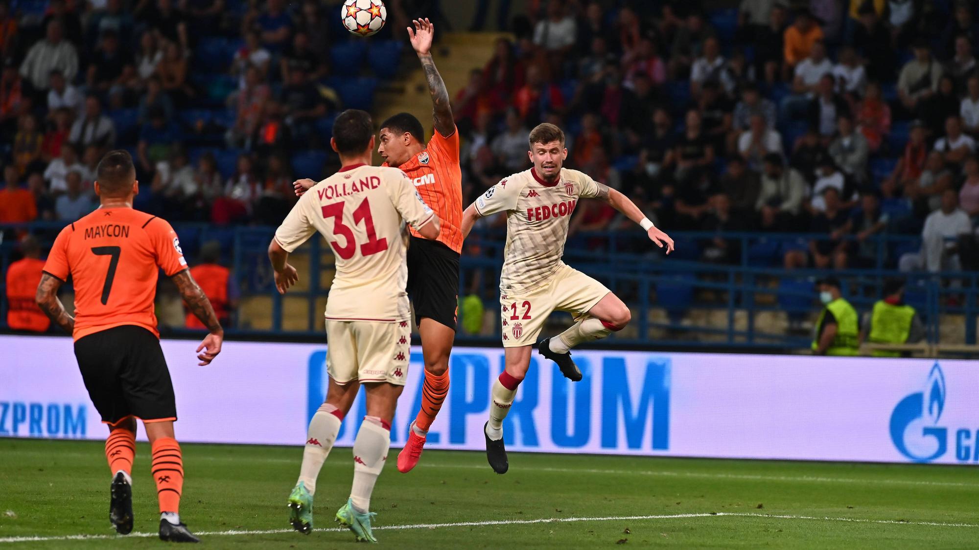 Kevin Volland steigt zum Kopfballduell hoch.