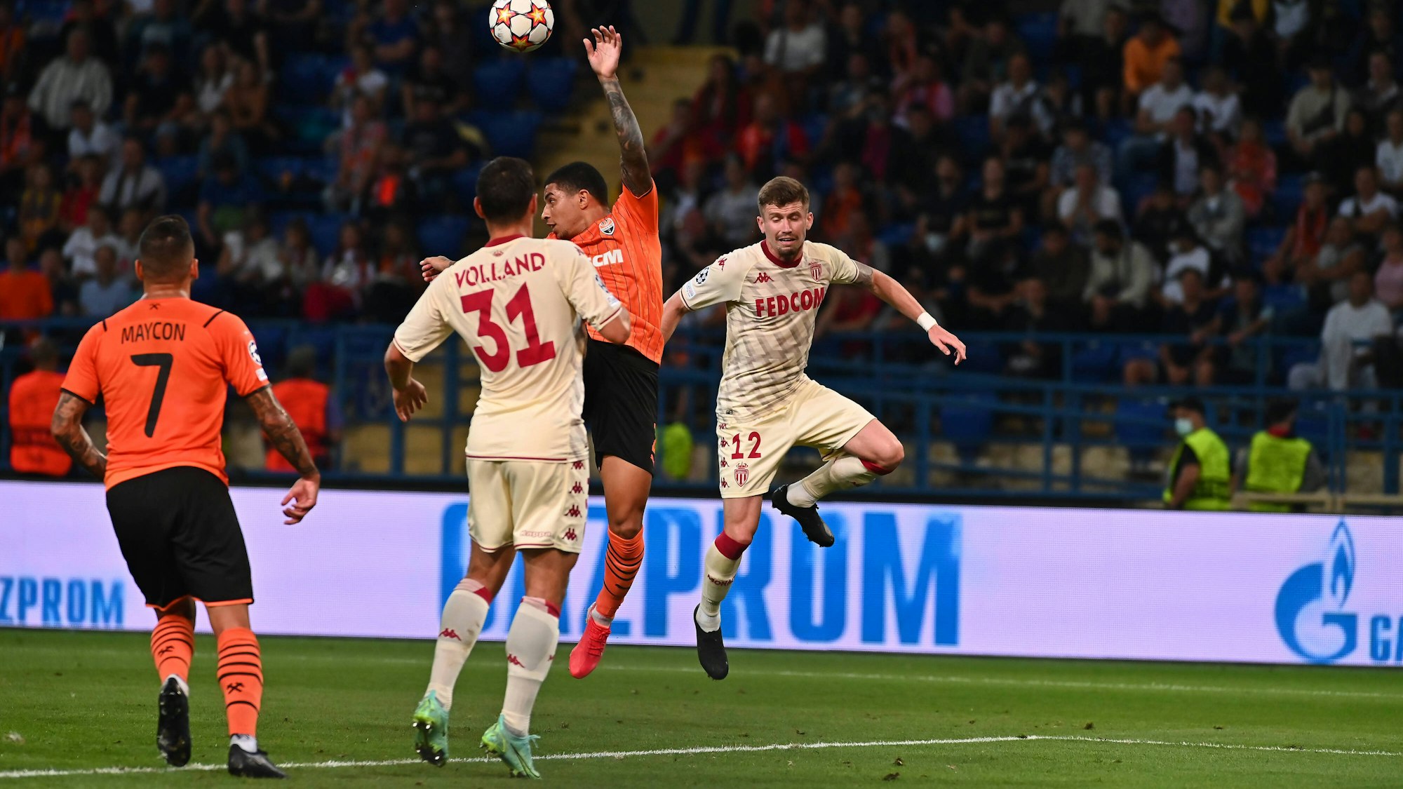 Kevin Volland steigt zum Kopfballduell hoch.