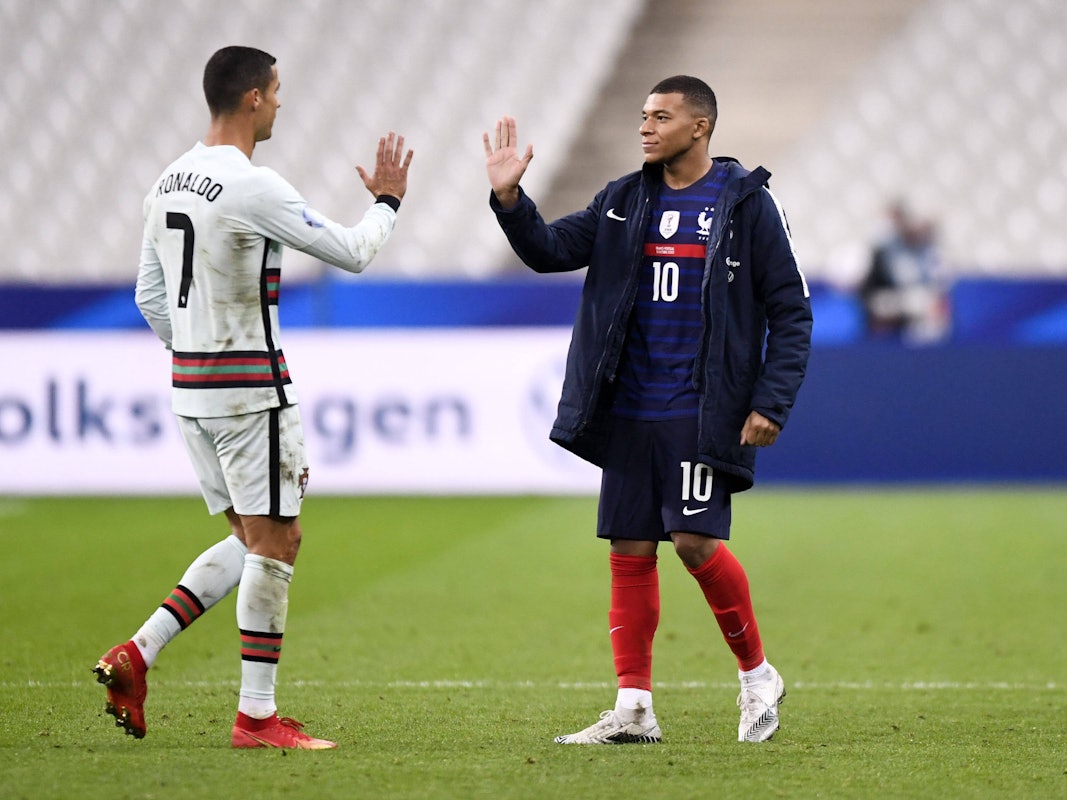 Kylian Mbappé und Cristiano Ronaldo klatschen ab.