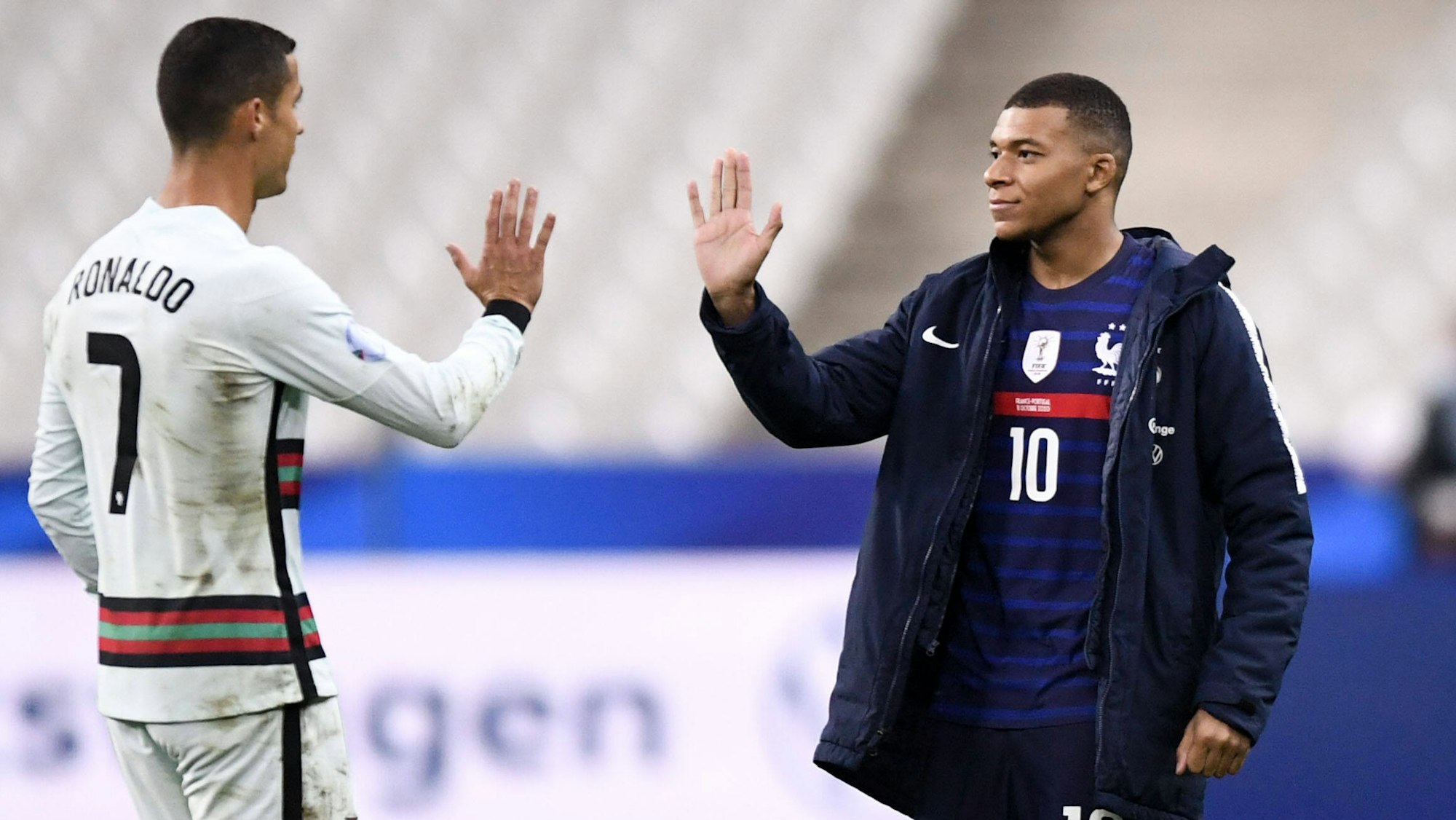 Kylian Mbappé und Cristiano Ronaldo klatschen ab.