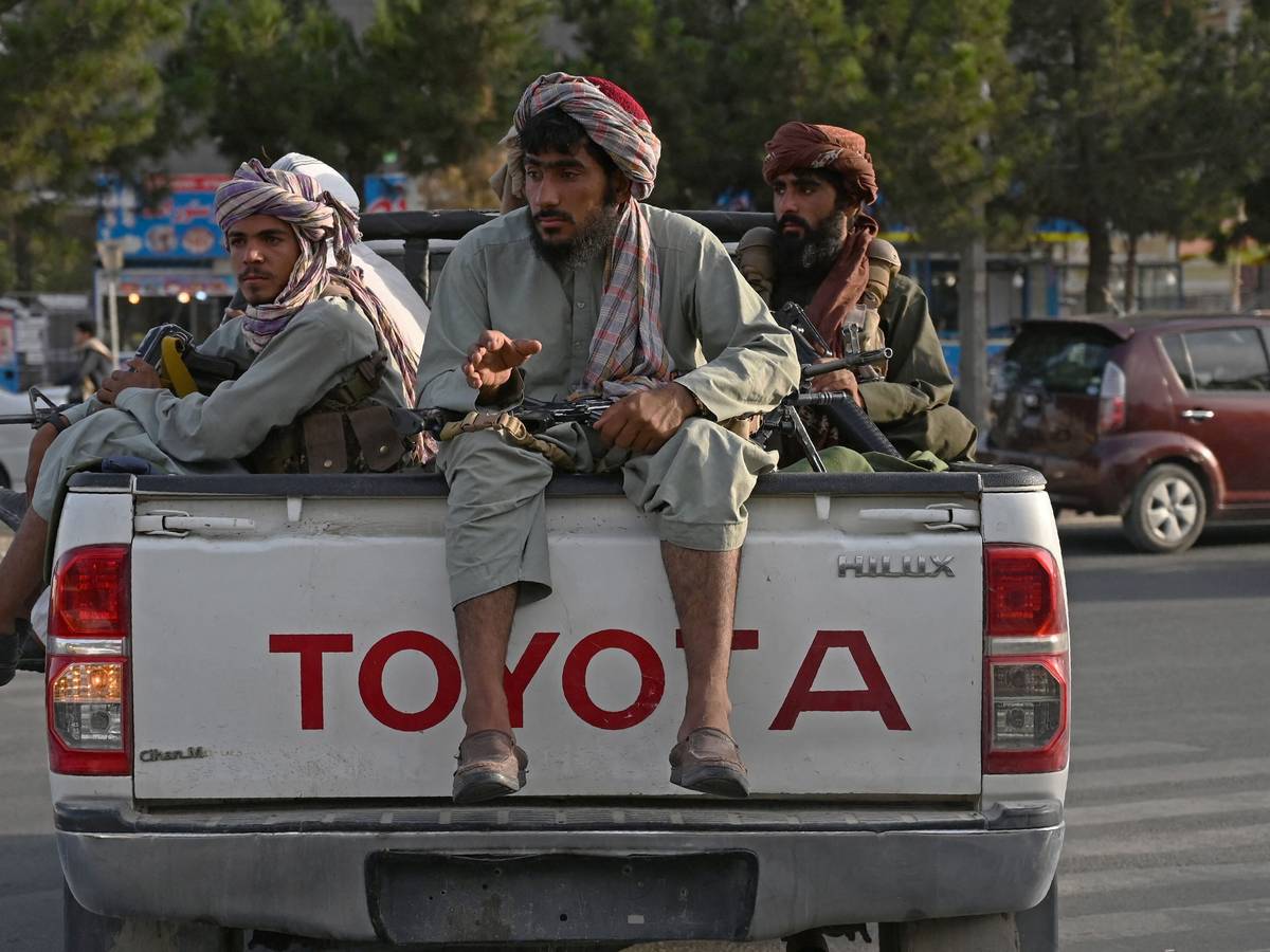 Taliban-Kämpfer fahren am 23. August 2021 auf einem Geländewagen durch Kabul. Mit er Eroberung Afghanistans besitzen die Taliban nun auch wichtige Bodenschätze. UNO und EU schätzen den Wert auf mehr als eine Billion Dollar.