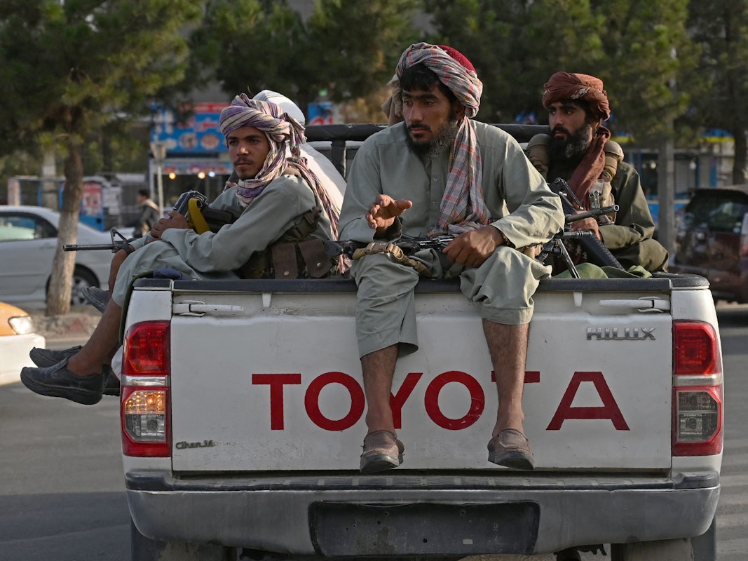 Taliban-Kämpfer fahren am 23. August 2021 auf einem Geländewagen durch Kabul. Mit er Eroberung Afghanistans besitzen die Taliban nun auch wichtige Bodenschätze. UNO und EU schätzen den Wert auf mehr als eine Billion Dollar.