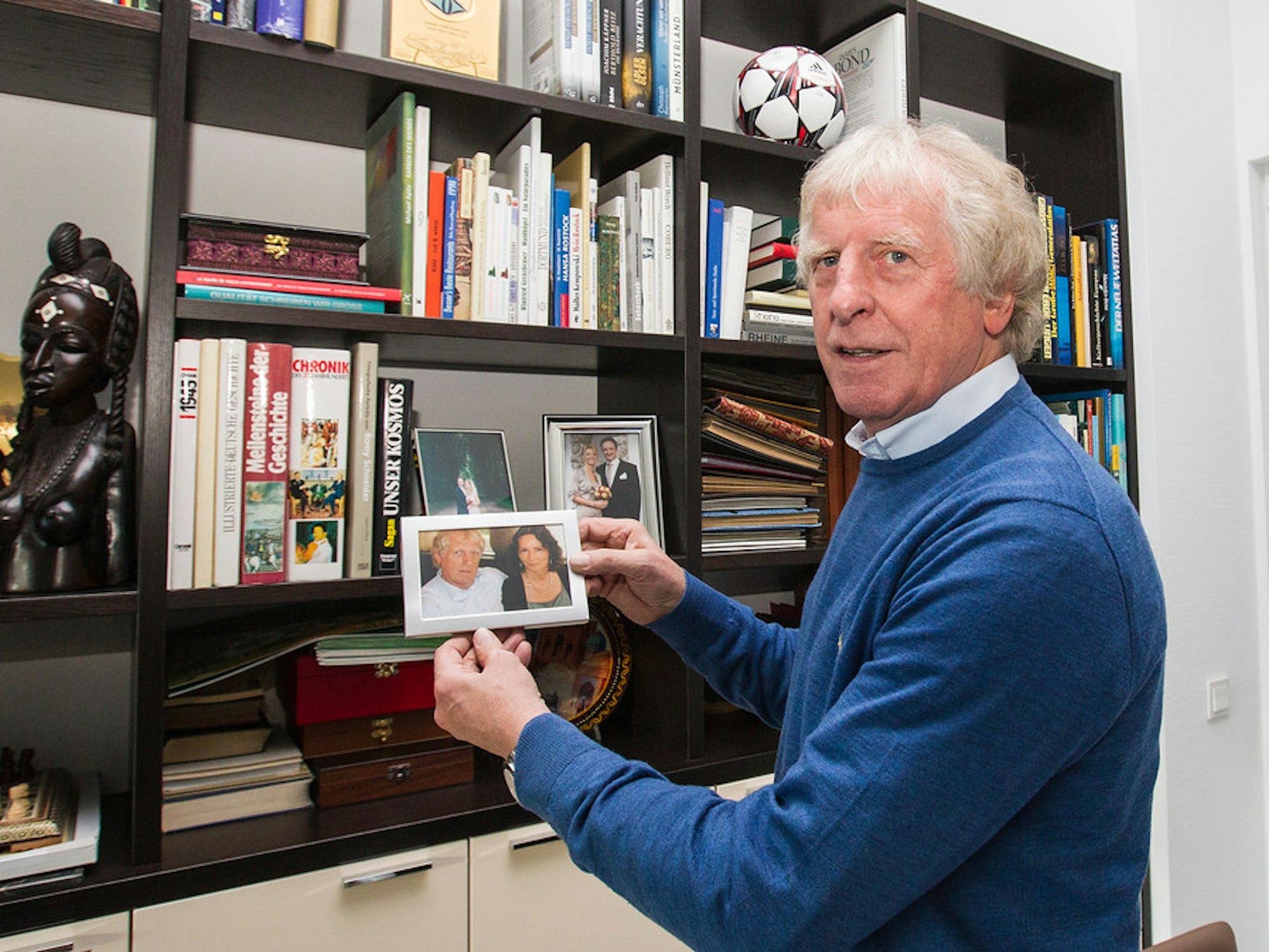 1.FC Köln-Funktionär Erich Rutemöller im heimischen Wohnzimmer.