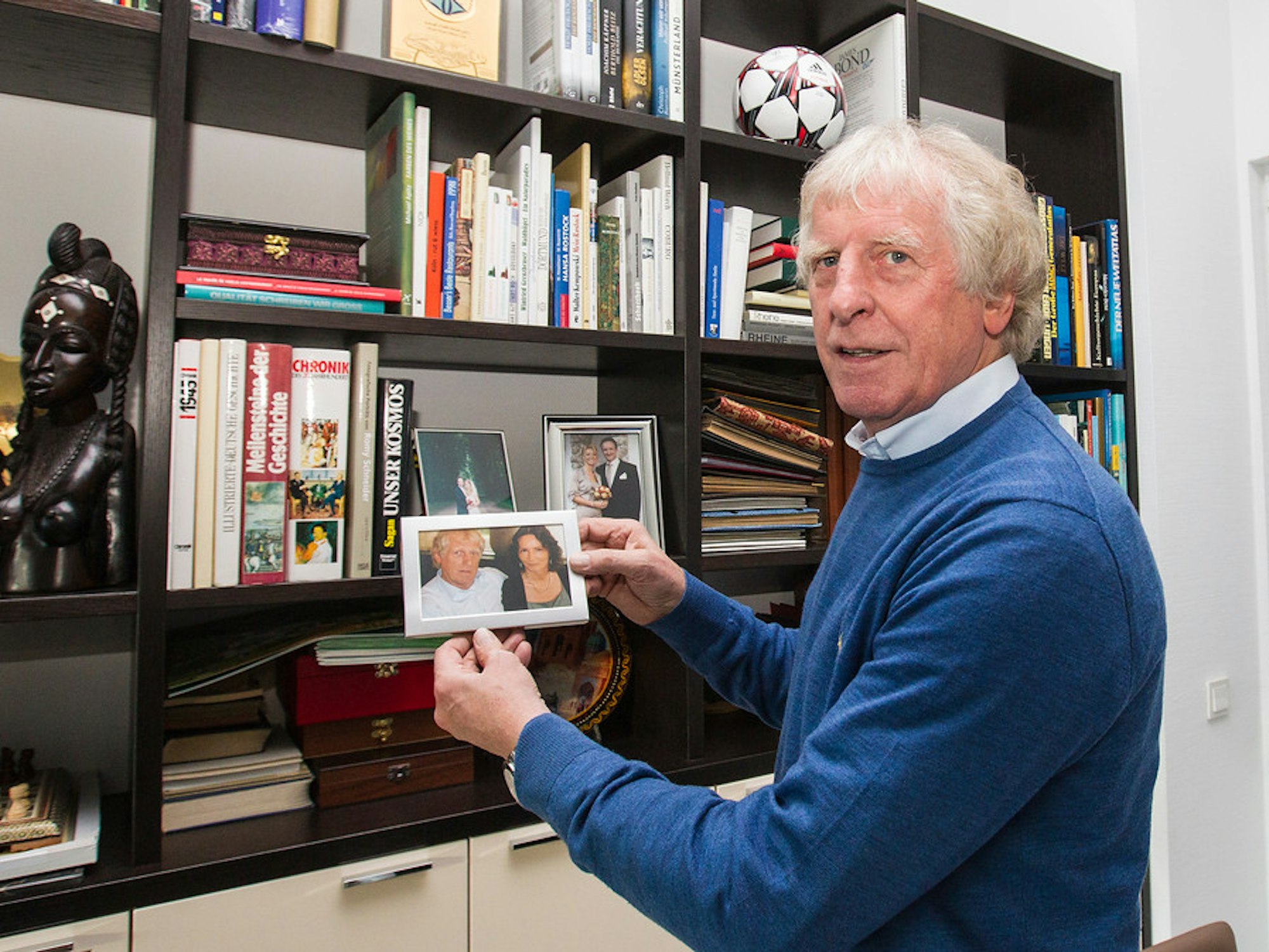 1.FC Köln-Funktionär Erich Rutemöller im heimischen Wohnzimmer.