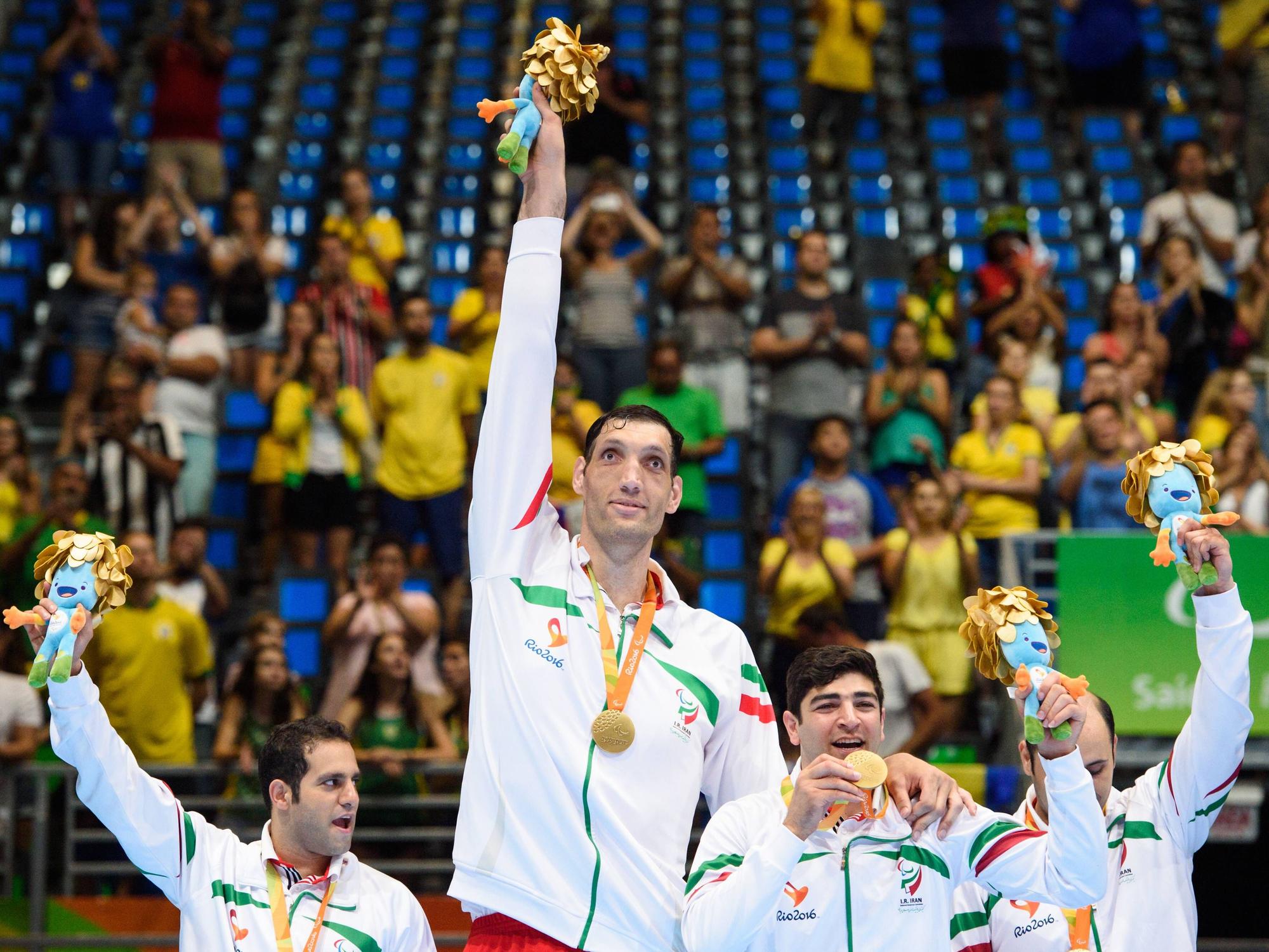 Die iranische Sitzvolleyball-Mannschaft um 2,46 Meter-Mann Morteza Mehrzad bejubelt die Goldmedaille in Rio de Janeiro.