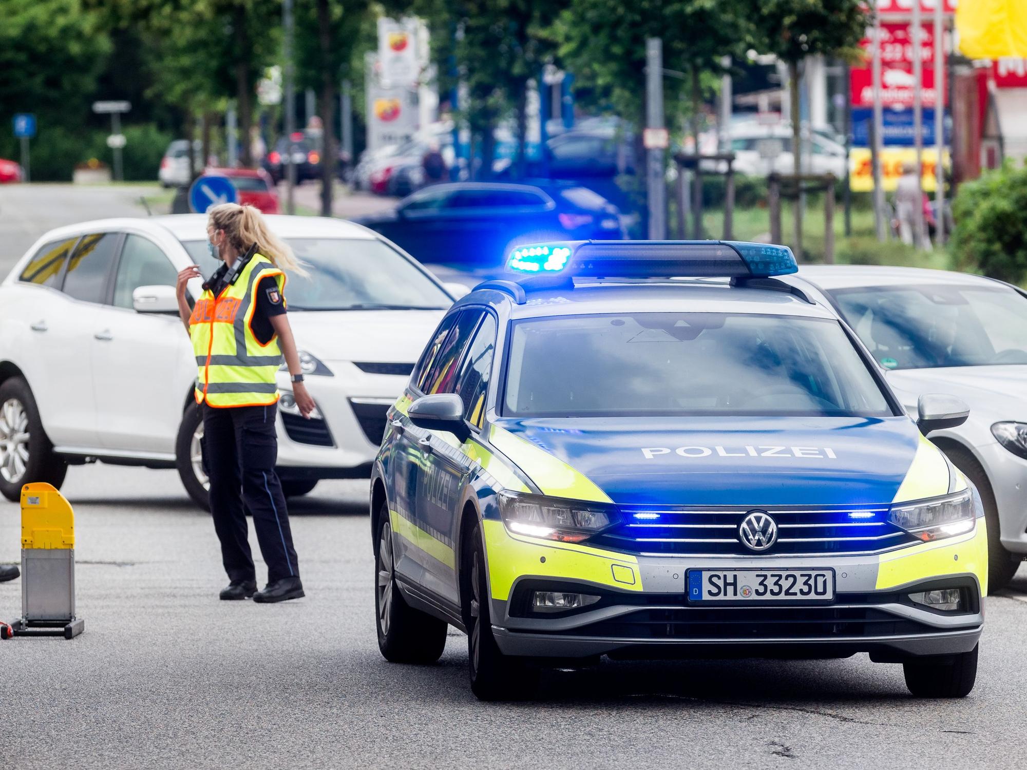 Die Polizei in Schleswig-Holstein (hier ein Einsatz im Juli 2021) konnte die beiden Männer festnehmen.