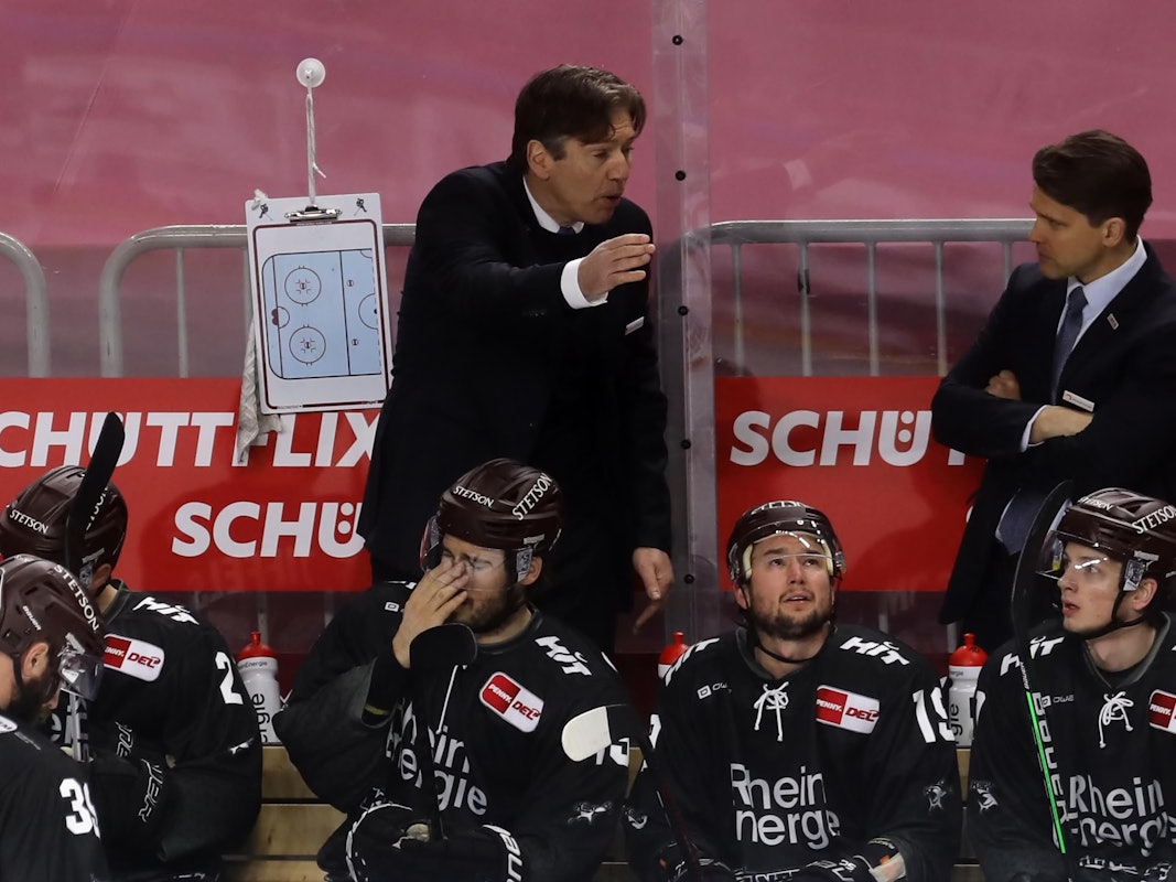 Uwe Krupp gibt am Spielfeldrand Anweisungen bei den Kölner Haien.