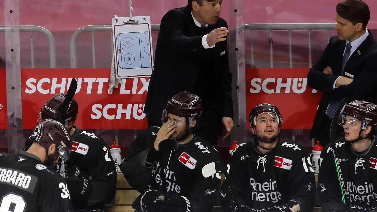 Uwe Krupp gibt am Spielfeldrand Anweisungen bei den Kölner Haien.