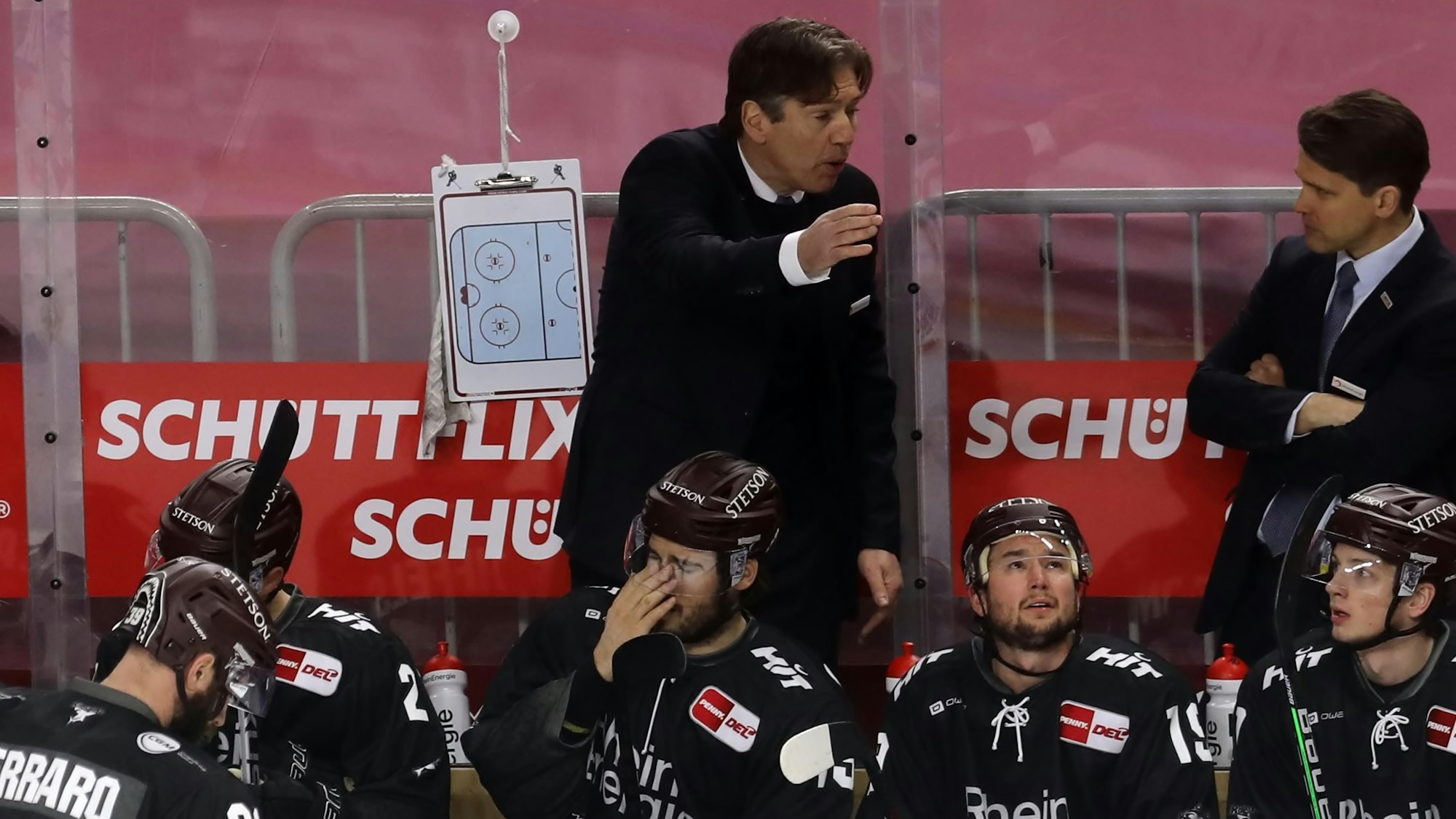 Uwe Krupp gibt am Spielfeldrand Anweisungen bei den Kölner Haien.