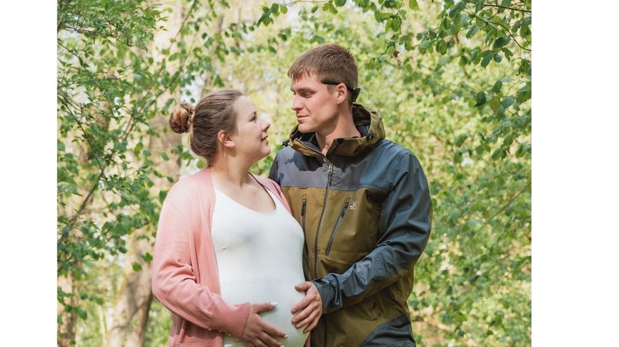 Sarafina Wollny und Ehemann Peter im Wald.