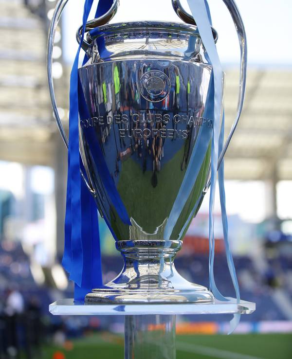 Die Champions League Trophäe steht auf einem Sockel.