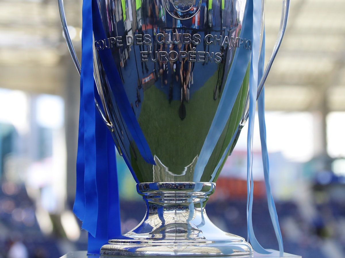 Die Champions League Trophäe steht auf einem Sockel.