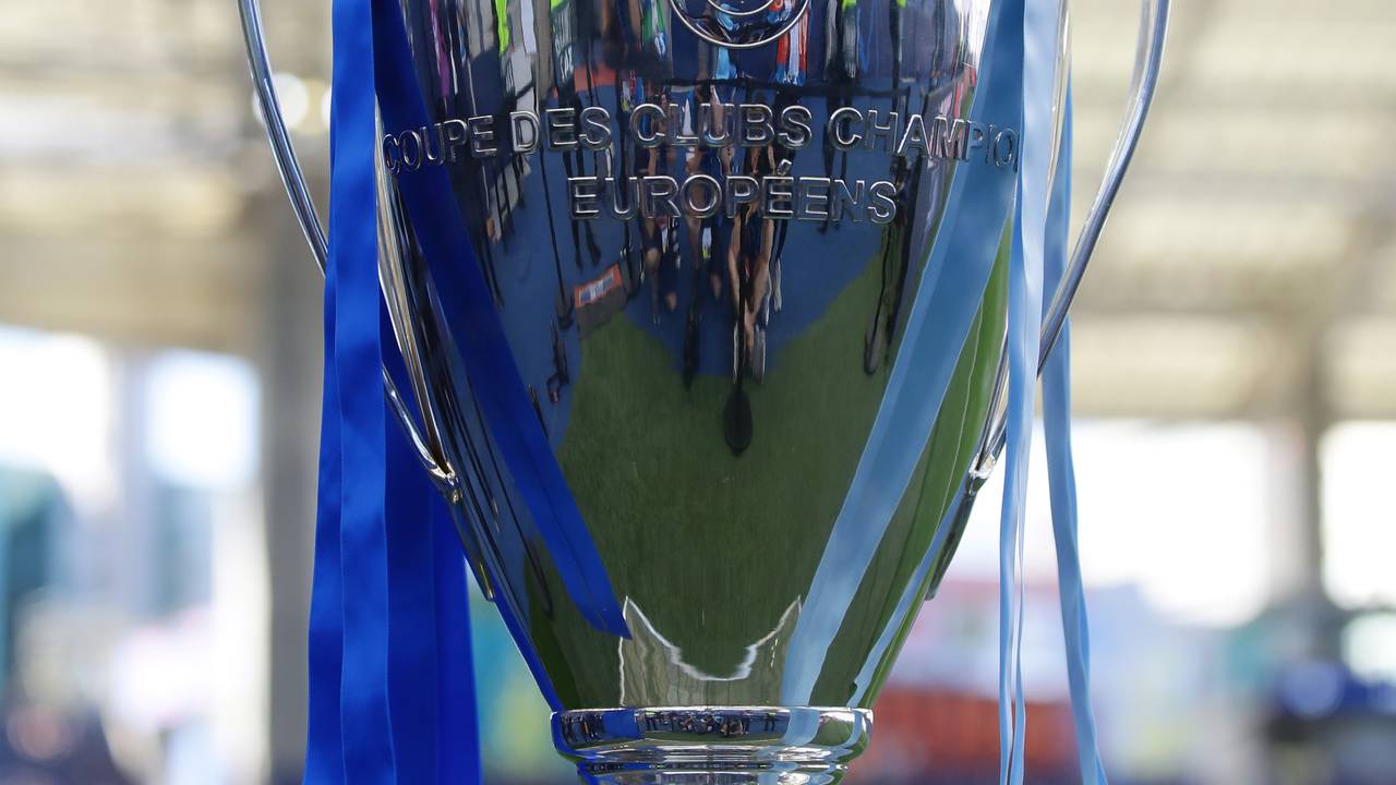 Die Champions League Trophäe steht auf einem Sockel.