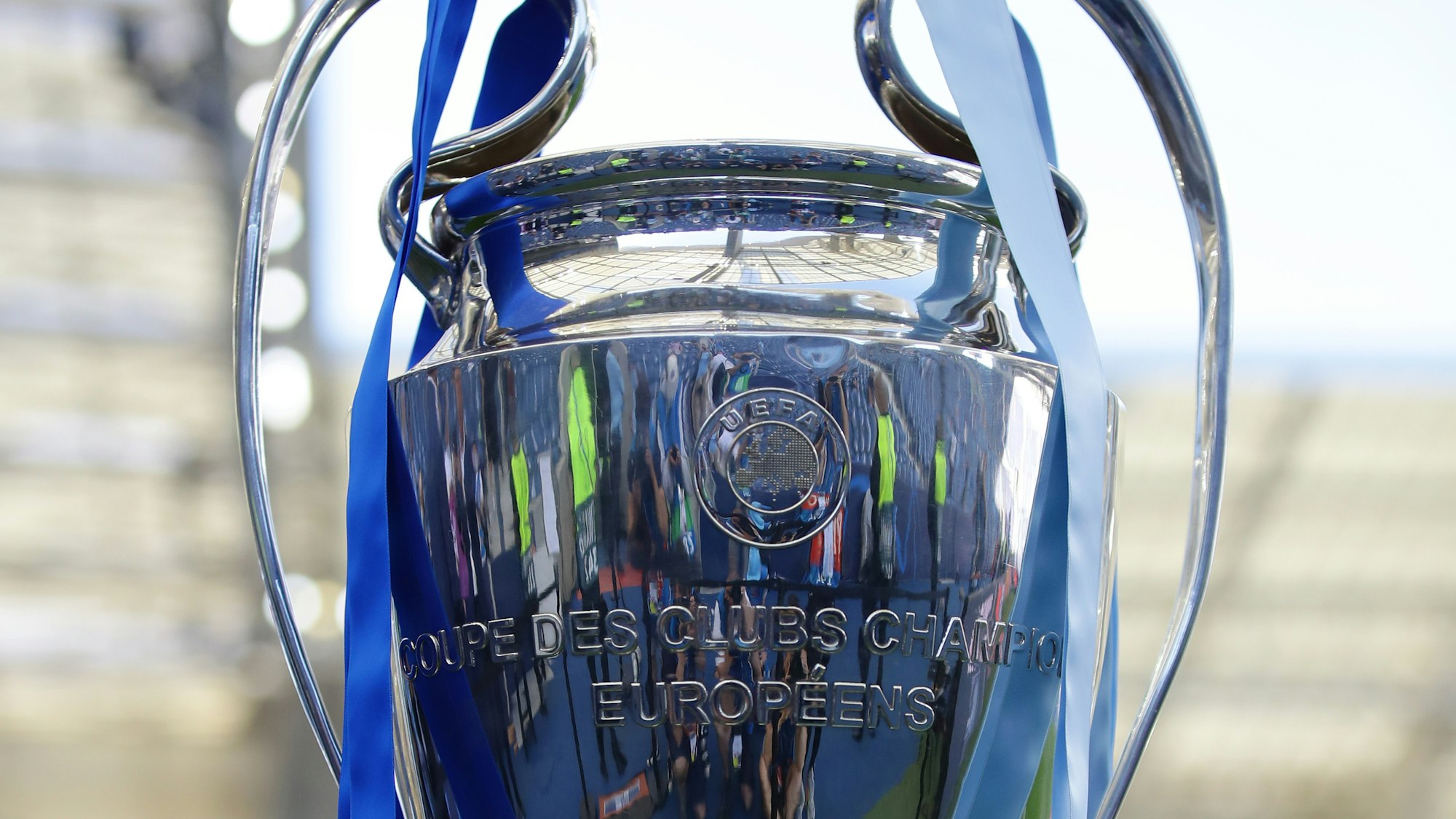 Die Champions League Trophäe steht auf einem Sockel.