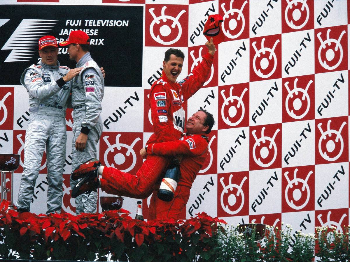 Ferrari-Teammanager Jean Todt feiert Michael Schumacher.