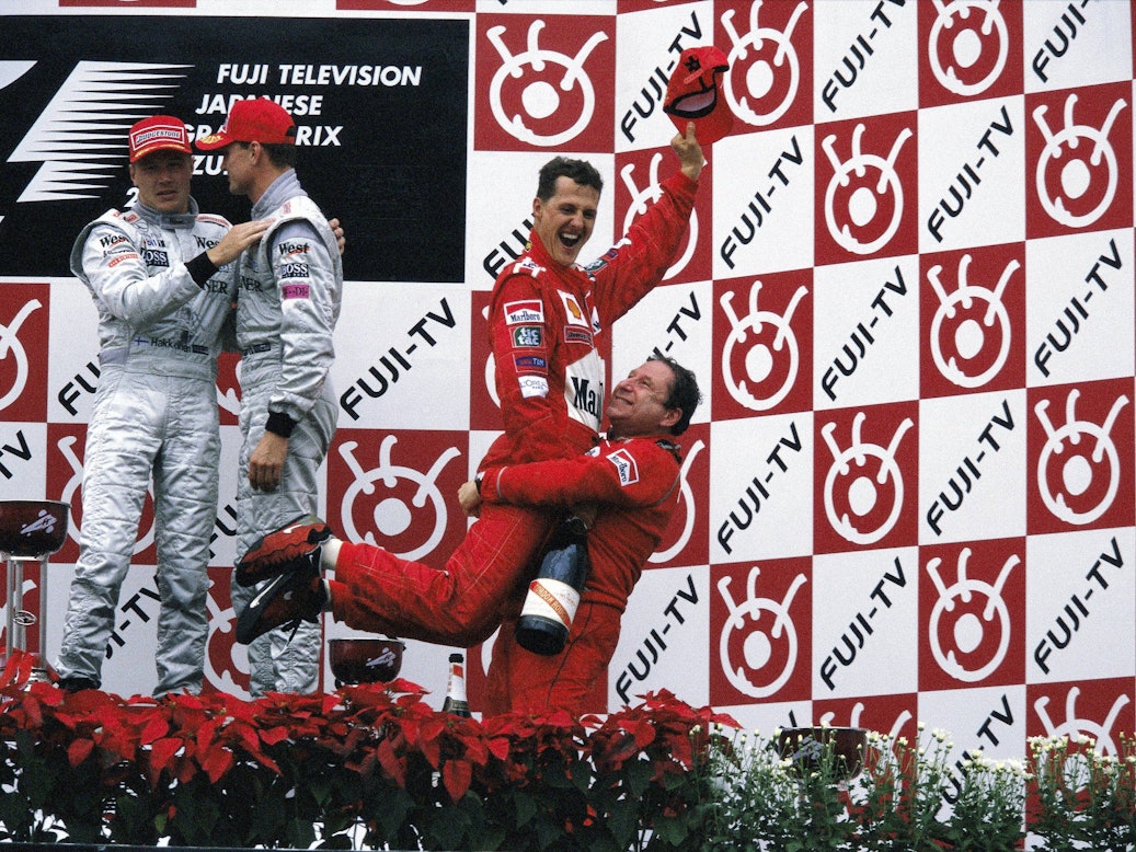 Ferrari-Teammanager Jean Todt feiert Michael Schumacher.