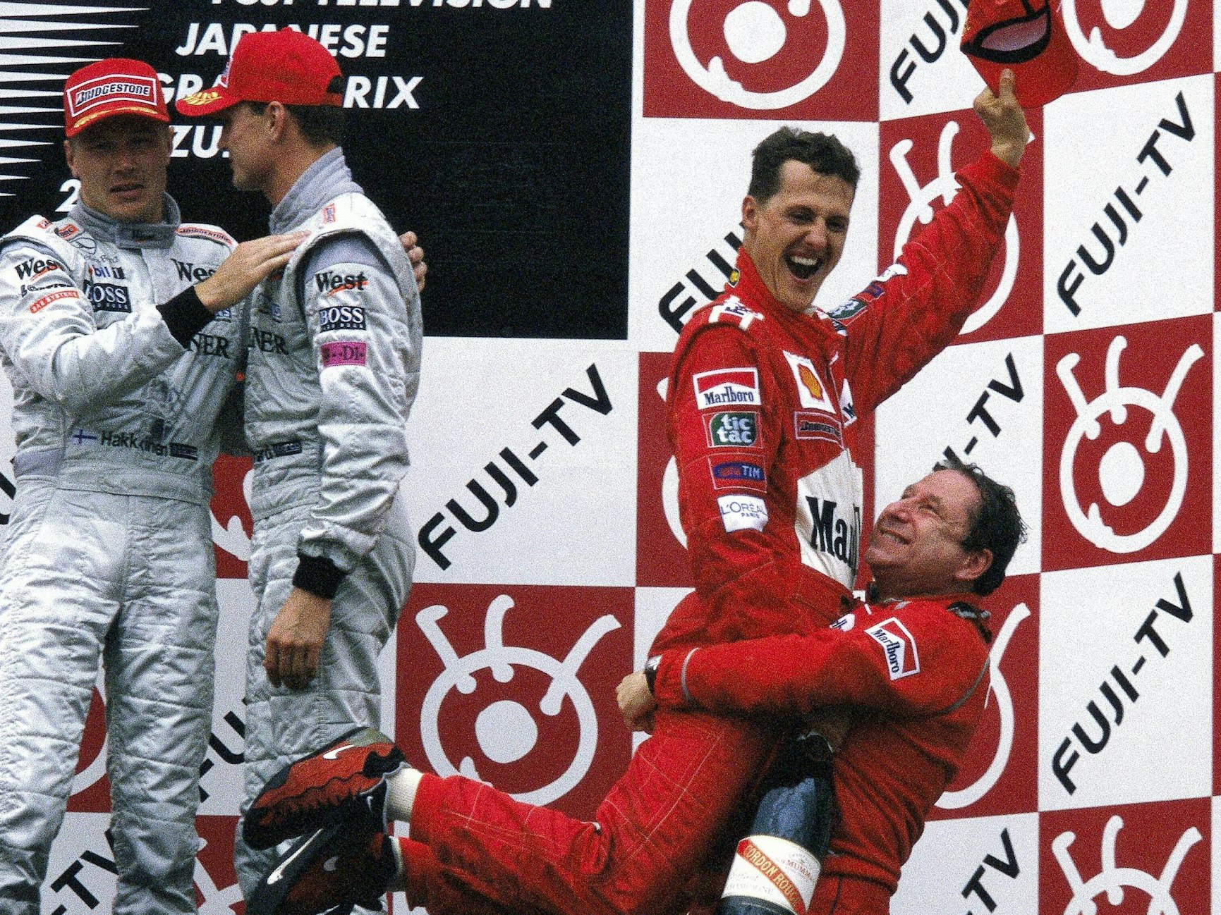 Ferrari-Teammanager Jean Todt feiert Michael Schumacher.