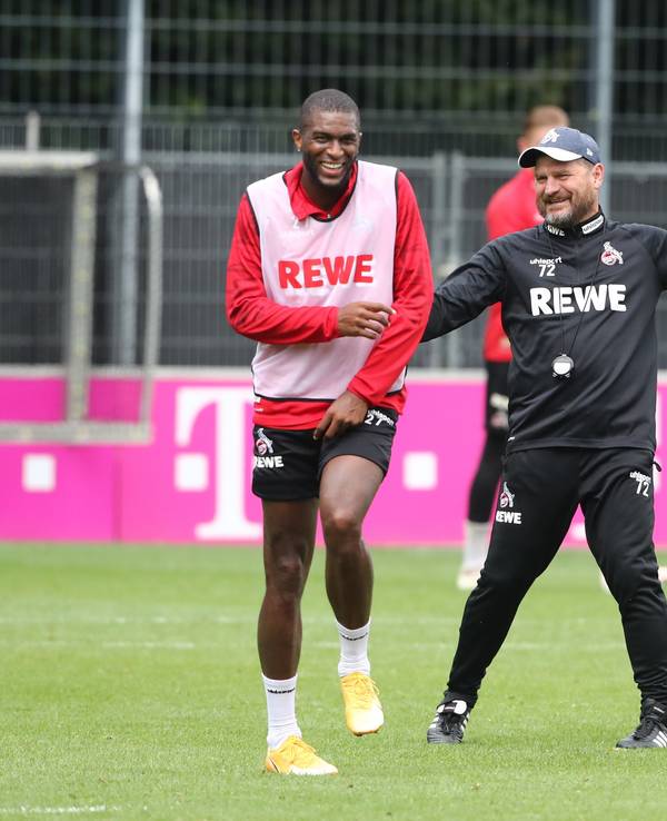 Anthony Modeste und Steffen Baumgart lachen im Training des 1. FC Köln.