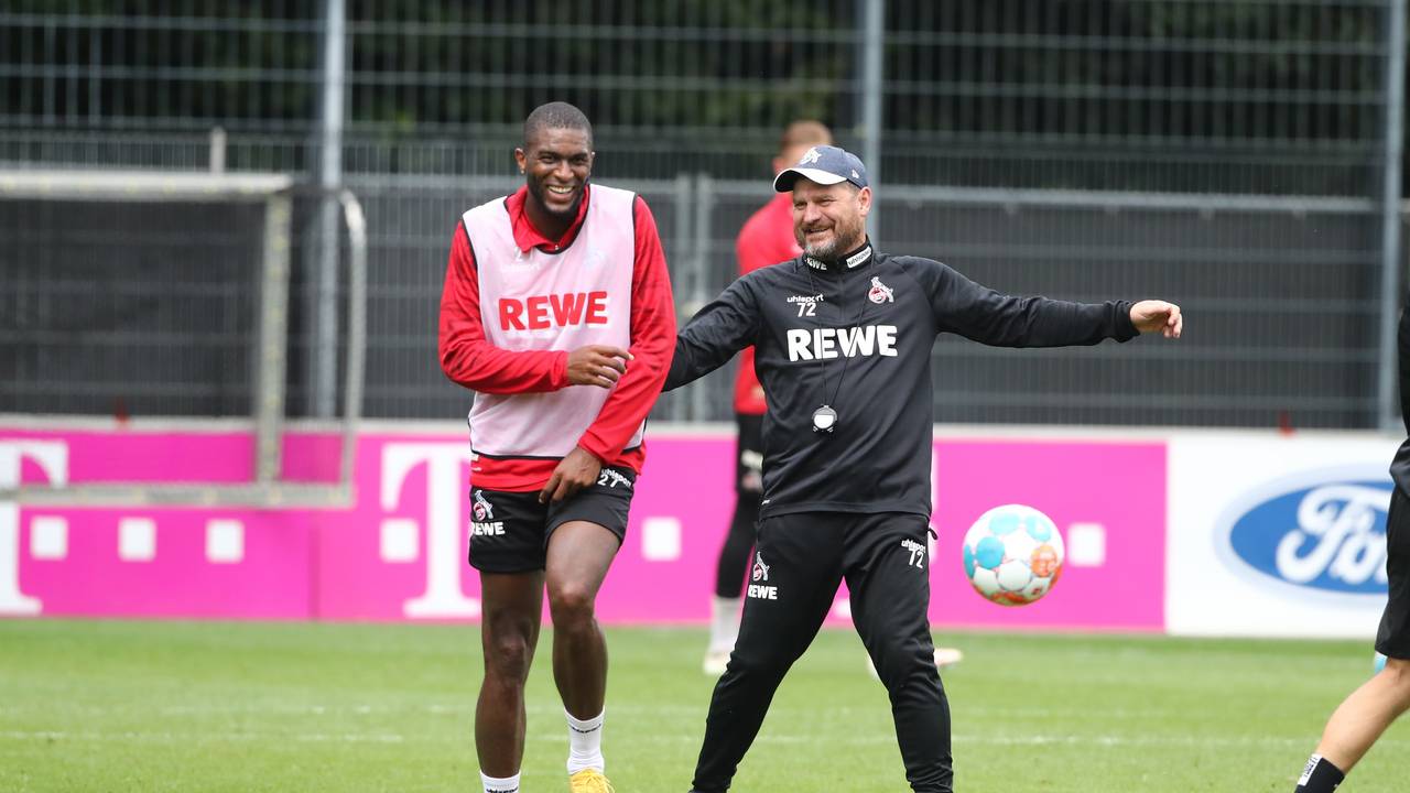 Anthony Modeste und Steffen Baumgart lachen im Training des 1. FC Köln.