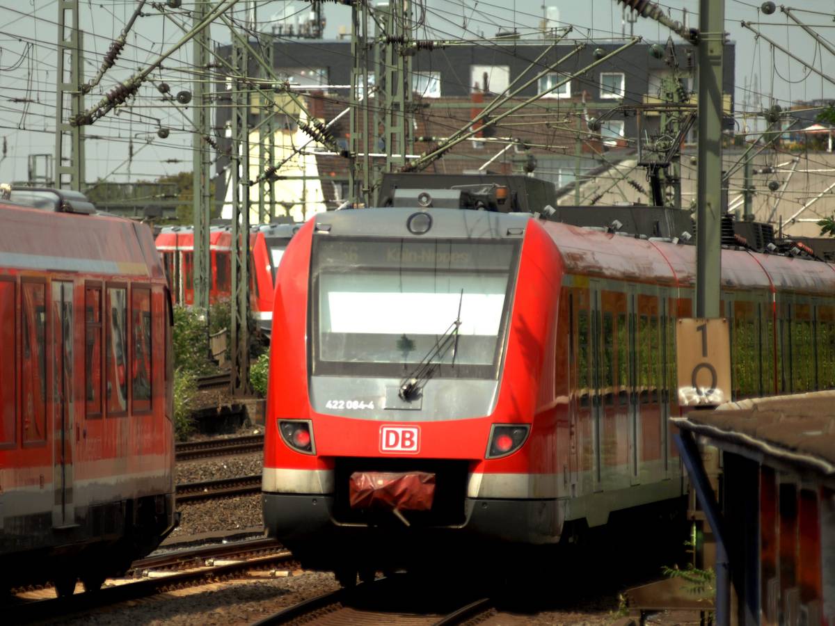 Eine S-Bahn fährt in Köln.