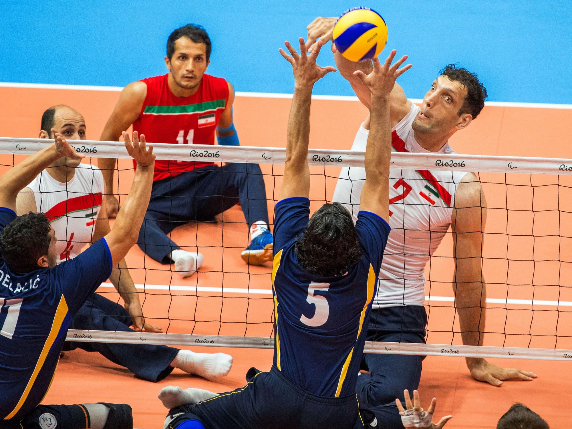 Morteza Mehrzad schmettert einen Ball bei den Paralympics 2016 in Rio de Janeiro gegen Bosnien & Herzegowina über das Netz.