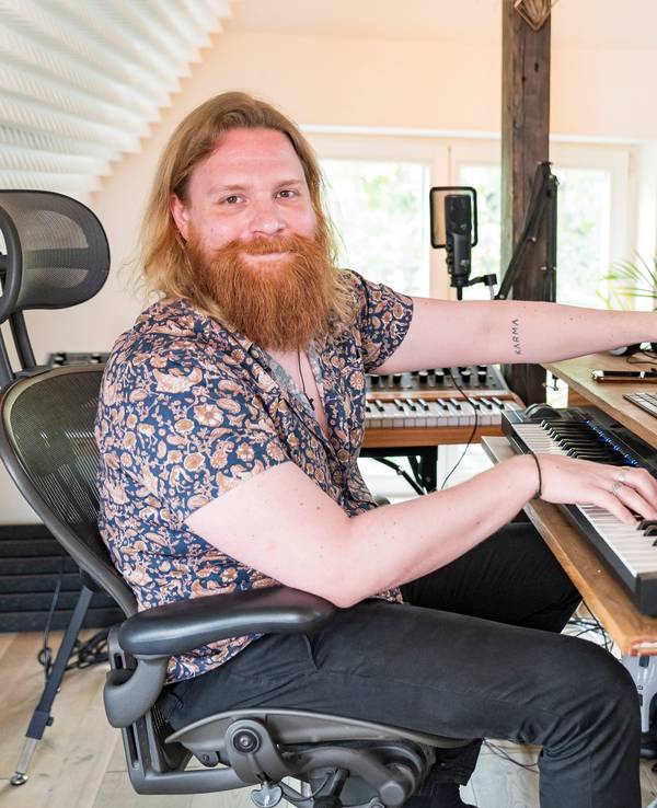 „Phil The Beat“ sitzt in seinem Home-Studio in seiner Wohnung in Köln-Ehrenfeld.