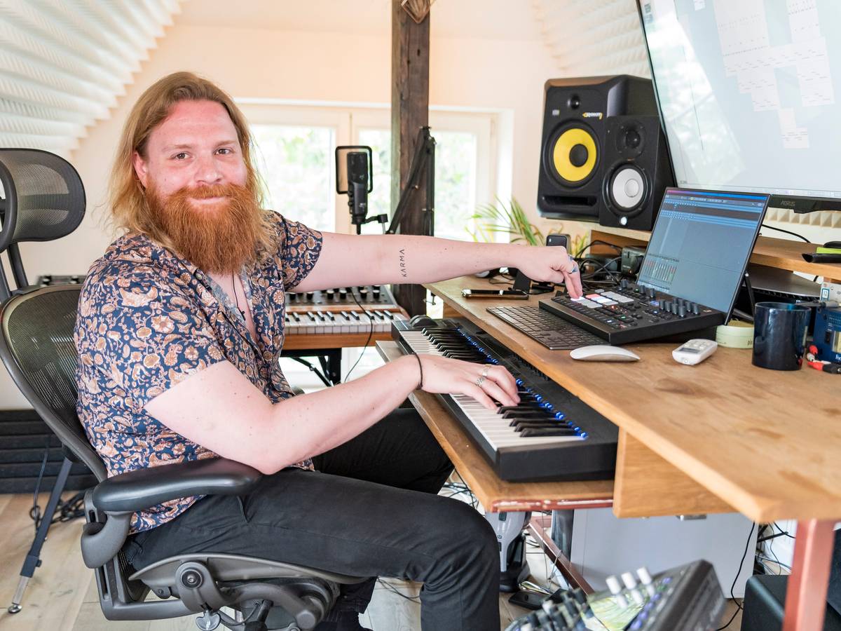 „Phil The Beat“ sitzt in seinem Home-Studio in seiner Wohnung in Köln-Ehrenfeld.