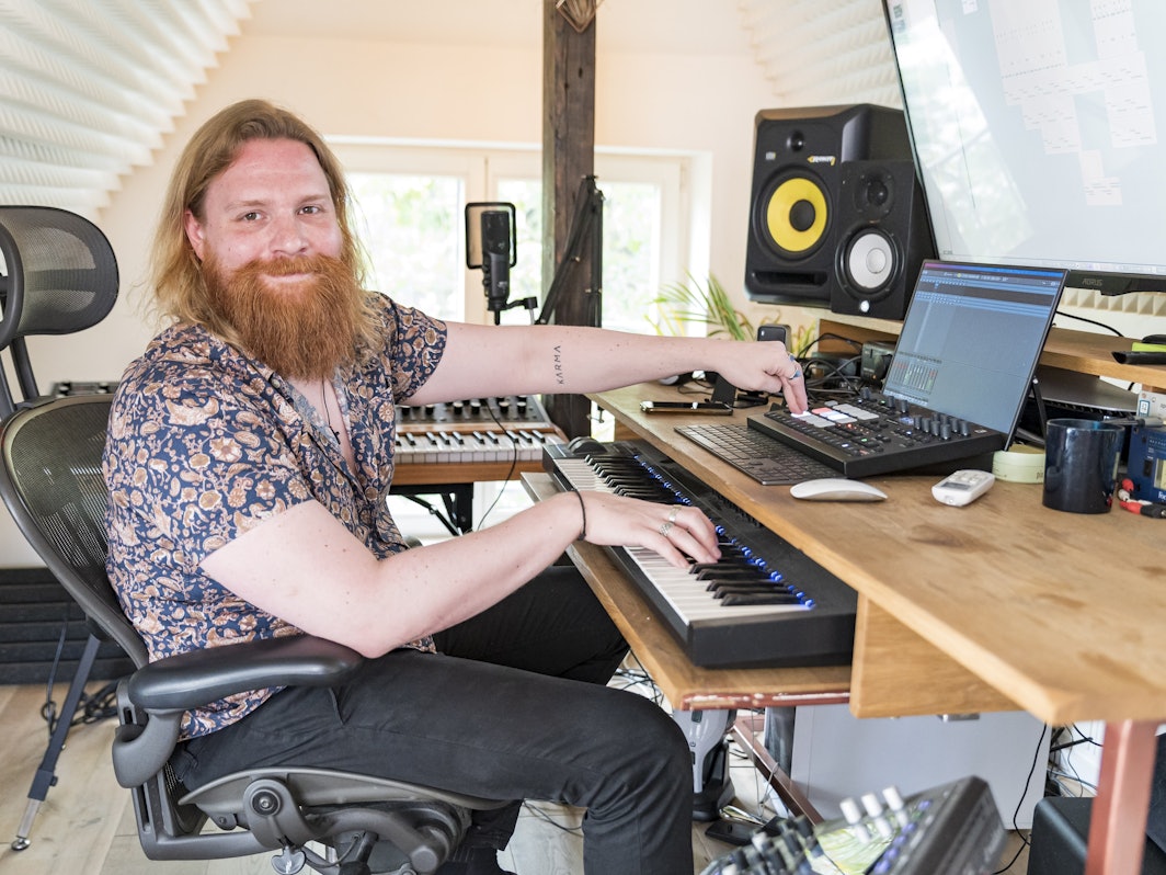 „Phil The Beat“ sitzt in seinem Home-Studio in seiner Wohnung in Köln-Ehrenfeld.