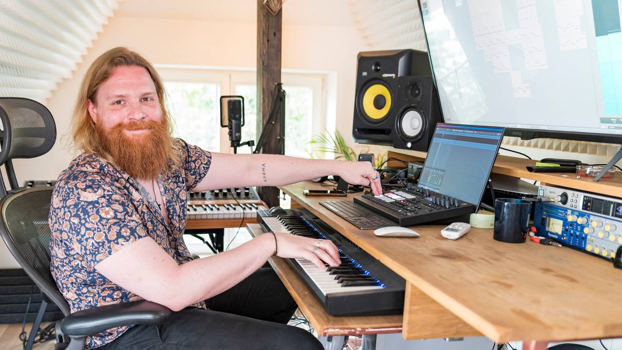 „Phil The Beat“ sitzt in seinem Home-Studio in seiner Wohnung in Köln-Ehrenfeld.