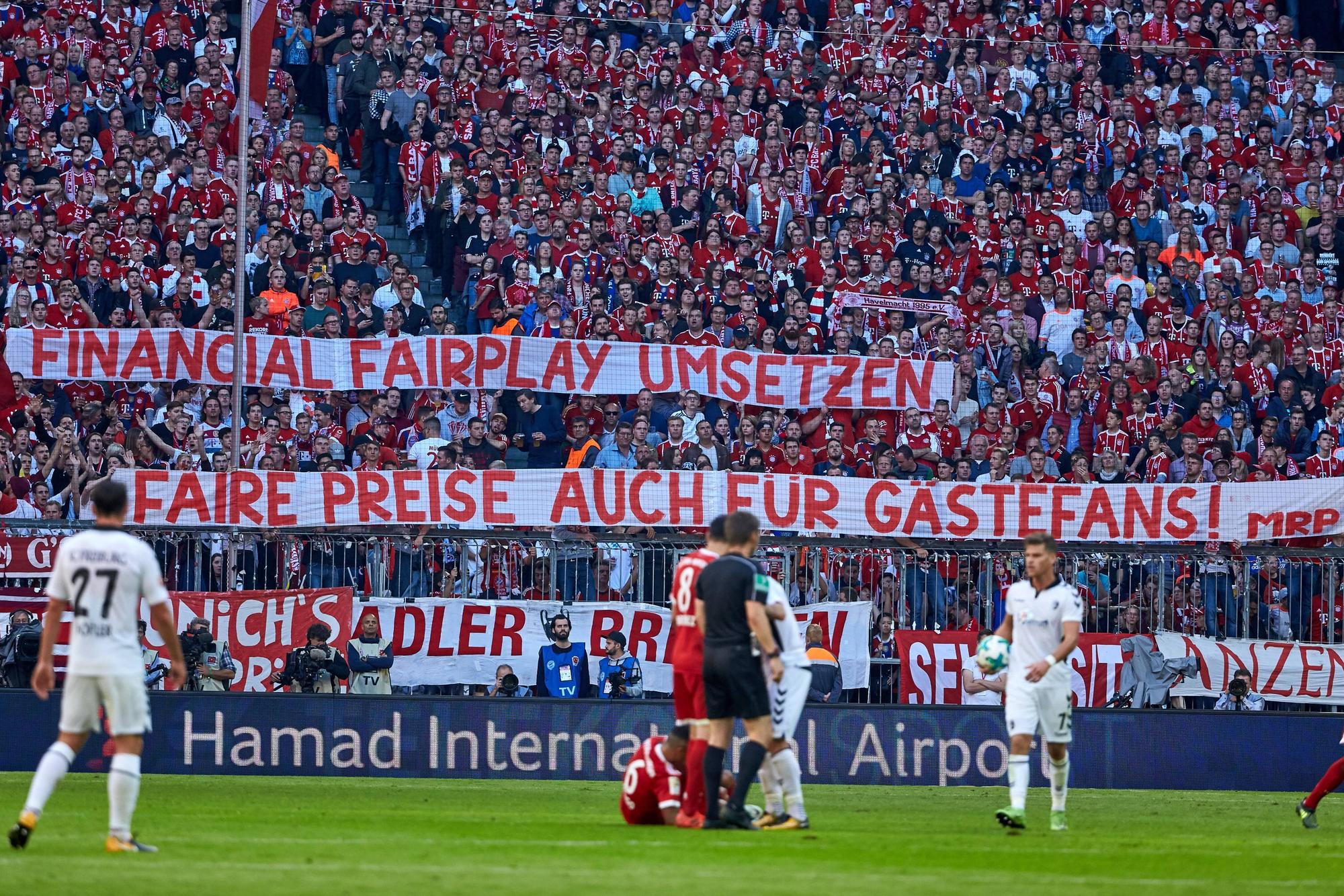 Im Block der Bayern wird ein Banner mit der Aufschrift „Financial Fairplay umsetzen“ gezeigt.