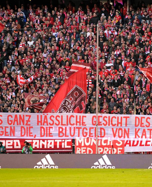 Bayern-Fans kritisieren die Beziehungen des Vereins zu Katar